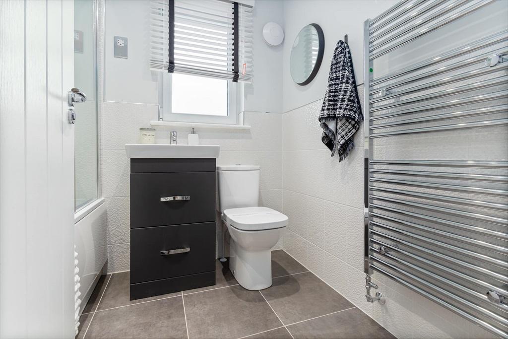 Main bathroom with shower over bath