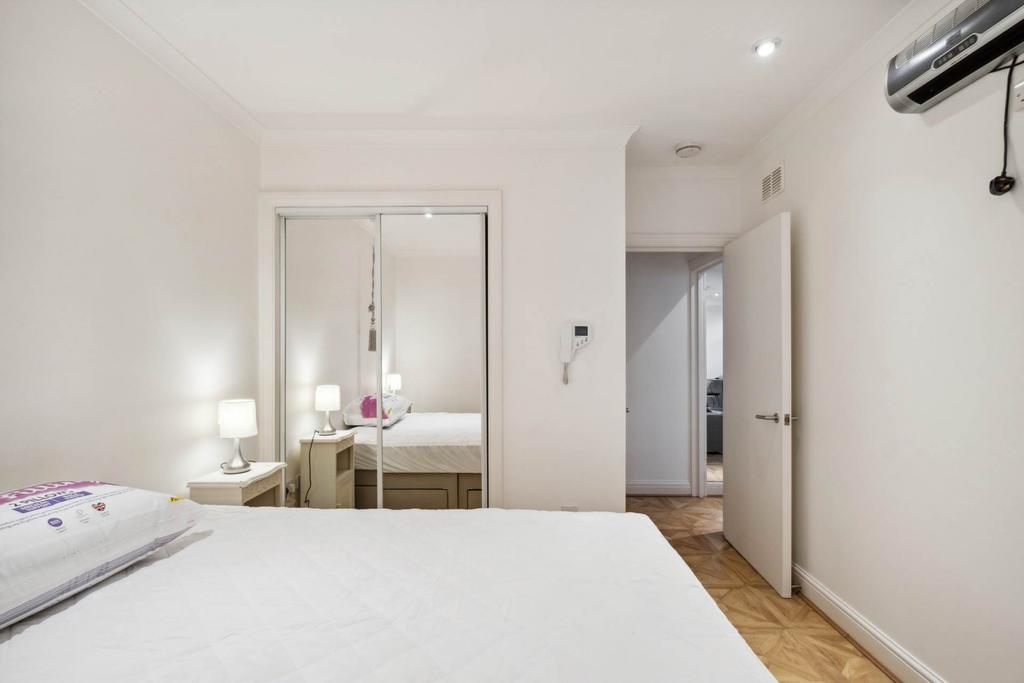 Apartment in London, Knightsbridge - More