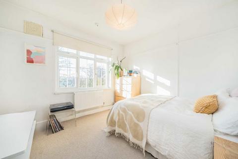 3 bedroom maisonette to rent, Fieldview, London SW18