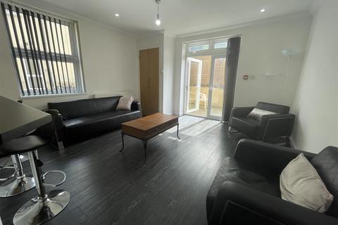 3 bedroom apartment to rent, Richmond Road, Cardiff