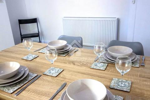3 bedroom semi-detached house to rent, Harlaxton Road, Grantham, Lincolnshire.