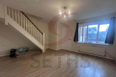 3 bedroom semi-detached house to rent, Jewsbury Way, Leicester LE3