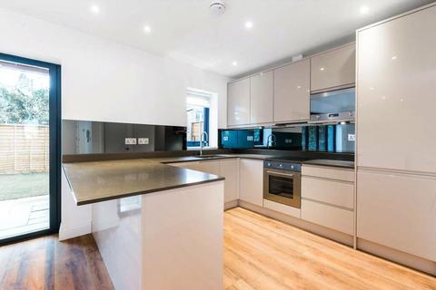 2 bedroom detached house to rent, Edeleny Close, London, N2