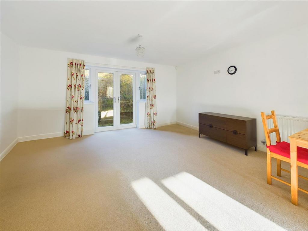 Lounge/Dining Area