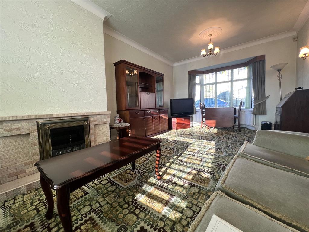 https://media.onthemarket.com/properties/16169696/1519421460/image-1-1024x1024.jpg