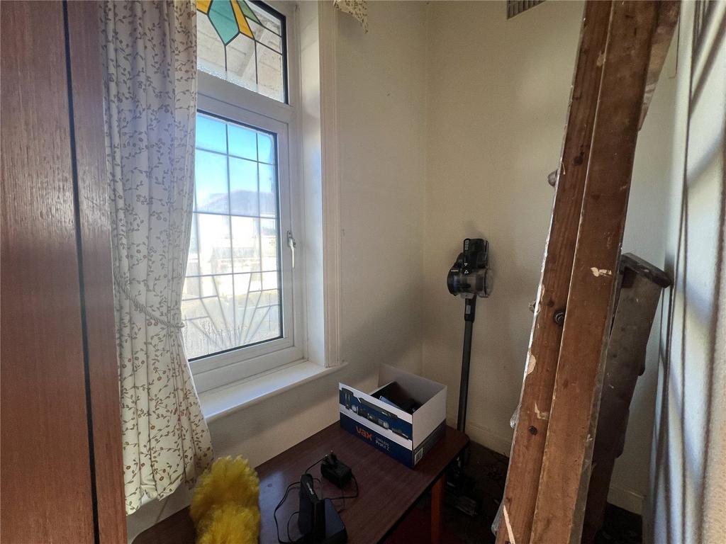 https://media.onthemarket.com/properties/16169696/1519421460/image-6-1024x1024.jpg