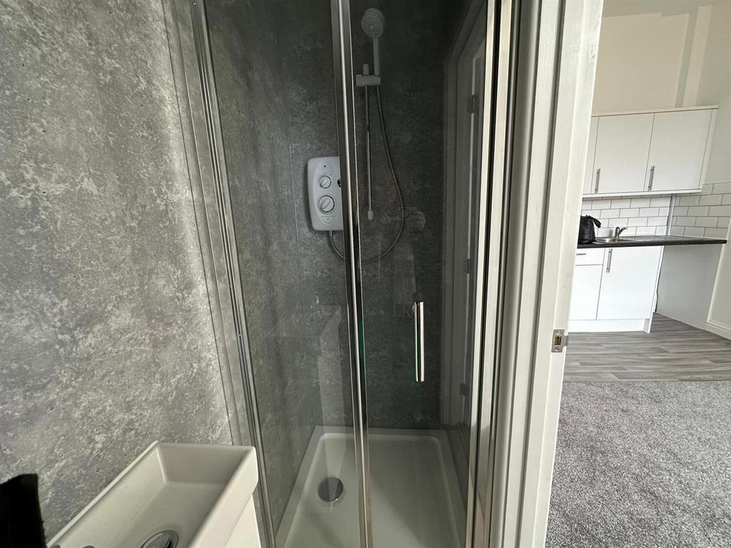 F 5 25 Belgrave Shower.jpg