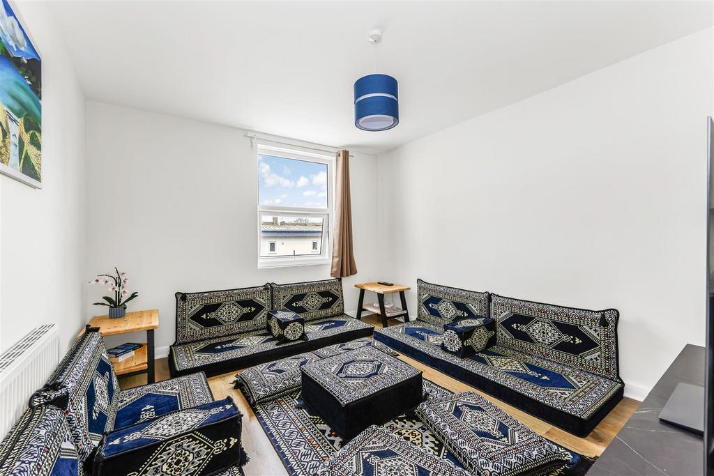 Flat h 147-149 Hoe street-1.jpg
