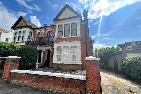 3 bedroom apartment to rent, Elderton Road, Westcliff-On-Sea