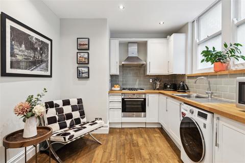 1 bedroom flat for sale, Fairlawn Court, London, W4