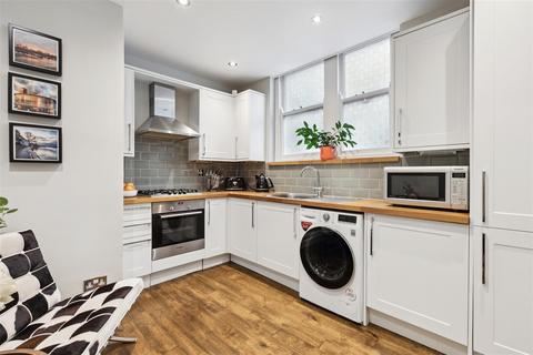 1 bedroom flat for sale, Fairlawn Court, London, W4