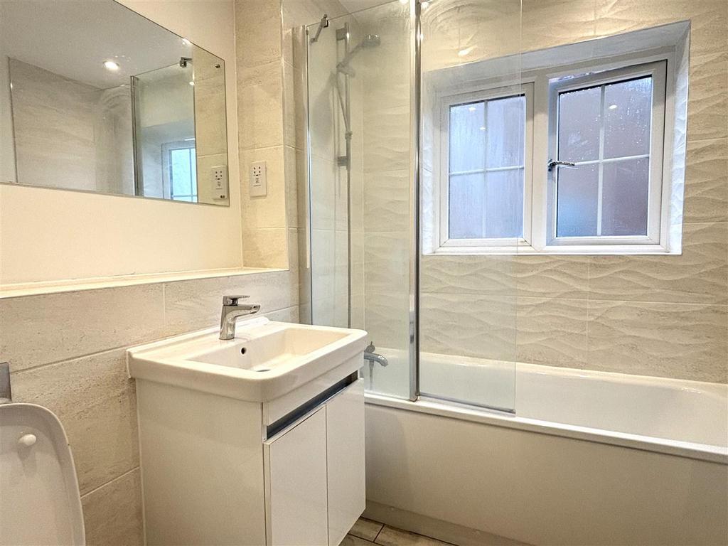 Main bathroom.JPG