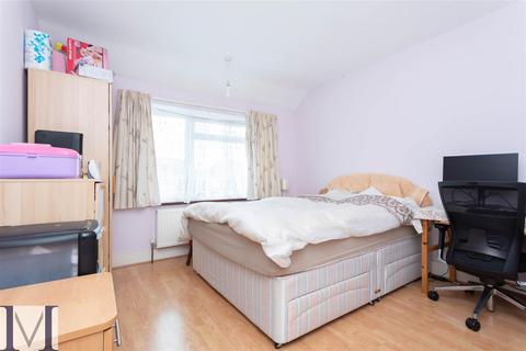 3 bedroom terraced house to rent, Victoria Gardens, Middlesex TW5