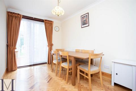 3 bedroom terraced house to rent, Victoria Gardens, Middlesex TW5