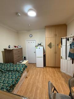 Studio to rent, Sunnycroft Road, Hounslow TW3