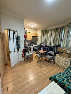 Studio to rent, Sunnycroft Road, Hounslow TW3