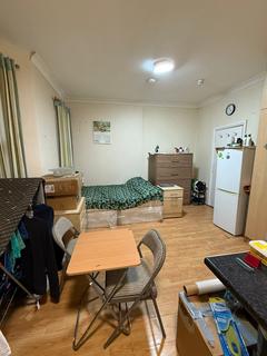 Studio to rent, Sunnycroft Road, Hounslow TW3