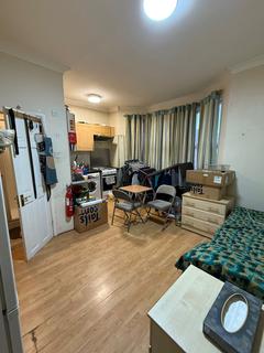 Studio to rent, Sunnycroft Road, Hounslow TW3