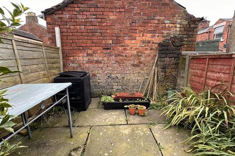 1 bedroom terraced house to rent, Buxton Road, Leek