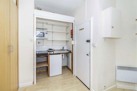 Studio to rent, Arden Road, London N3