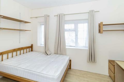 Studio to rent, Arden Road, London N3