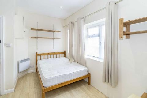 Studio to rent, Arden Road, London N3