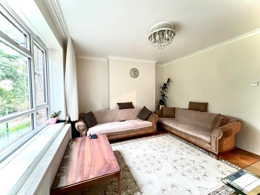 A bright and airy three bedroom apartment in the