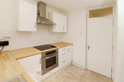 2 bedroom flat to rent, Brantwood Gardens, West Byfleet KT14 6BS