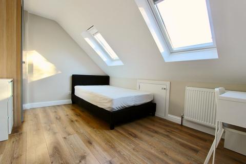 3 bedroom flat to rent, Russell Lane, London N20