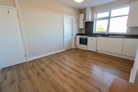 3 bedroom flat to rent, Russell Lane, London N20