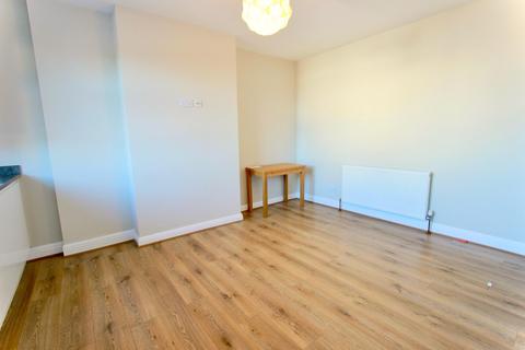 3 bedroom flat to rent, Russell Lane, London N20