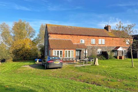 3 bedroom end of terrace house to rent, Tibberton, Glos