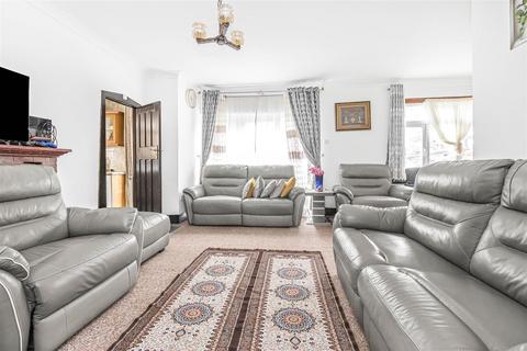 4 bedroom detached bungalow for sale, Tudor Close, Kingsbury