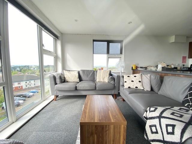 Peninsula Flat 8 lounge 2.jpg