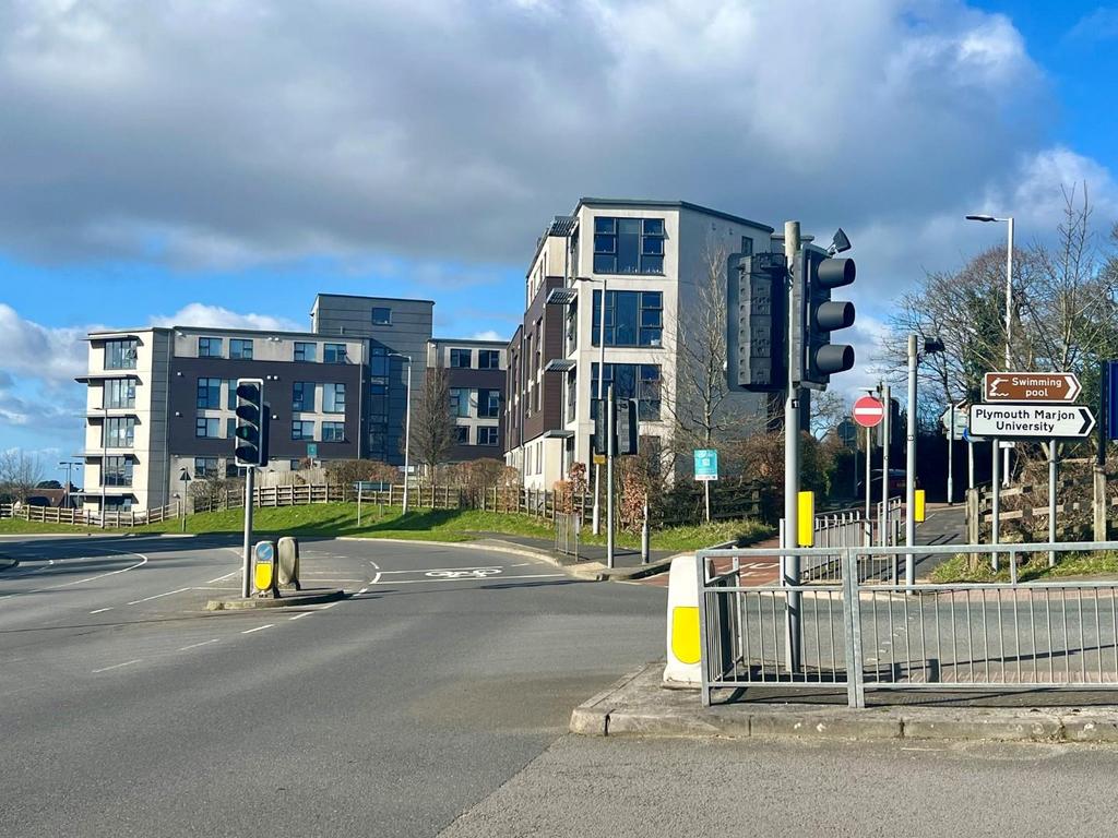 Peninsula new exteral both block from traffic ligh