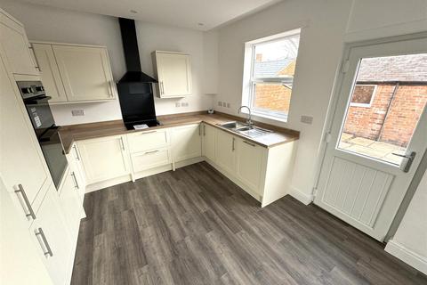 4 bedroom terraced house to rent, Brooke Street, Nottingham NG10