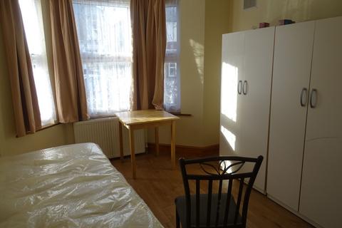 2 bedroom maisonette to rent, Waltham Road, Southall, UB2