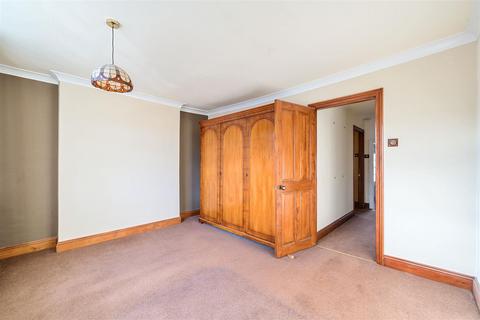 19 Rushett Close, Thames Ditton, KT7 0UR