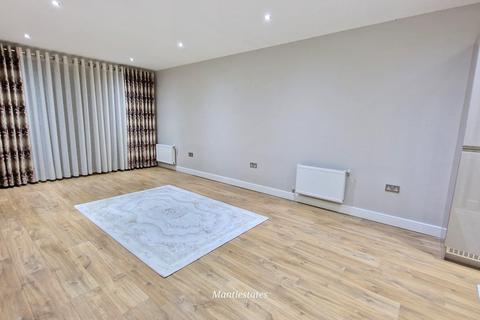 2 bedroom flat to rent, Saffron Court, Cockfosters EN4