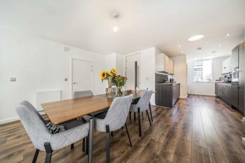 3 bedroom house to rent, Coopers Lane, London E20