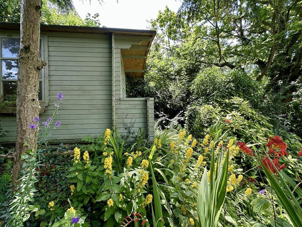 Summerhouse/shed (front)