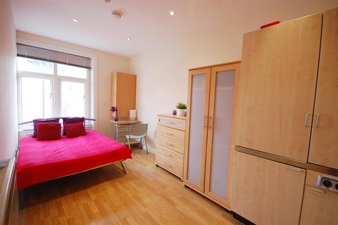 Studio to rent, Courtfield Gardens, London SW5