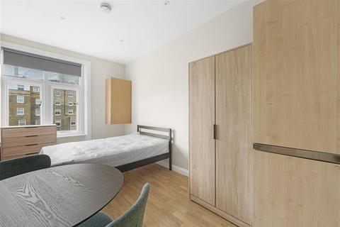 Studio to rent, Courtfield Gardens, London SW5