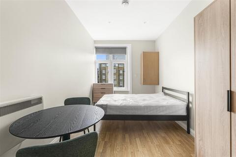 Studio to rent, Courtfield Gardens, London SW5