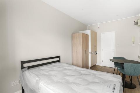 Studio to rent, Courtfield Gardens, London SW5