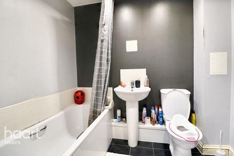 2 bedroom flat for sale, The Chase, Grays