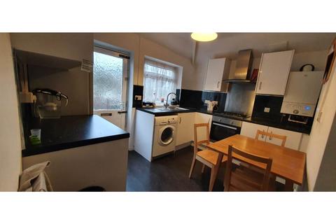 3 bedroom flat to rent, Miskin Street, Cathays, Cardiff