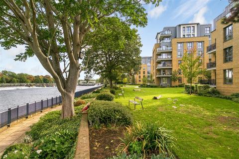 3 bedroom apartment to rent, Pinewood Gardens, Teddington