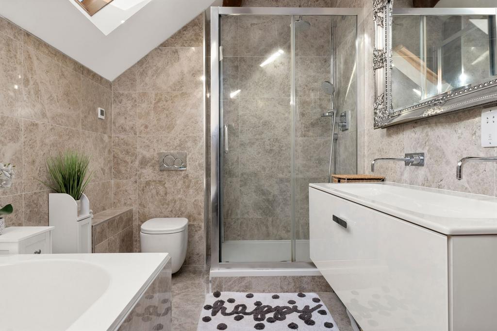 Principal Bedroom En-Suite