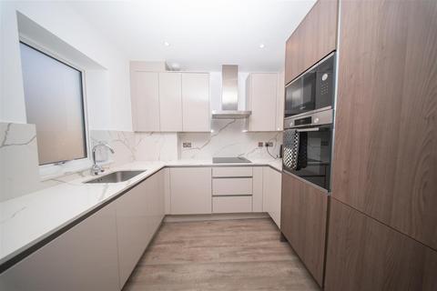 2 bedroom apartment to rent, Wood Lane, Isleworth TW7